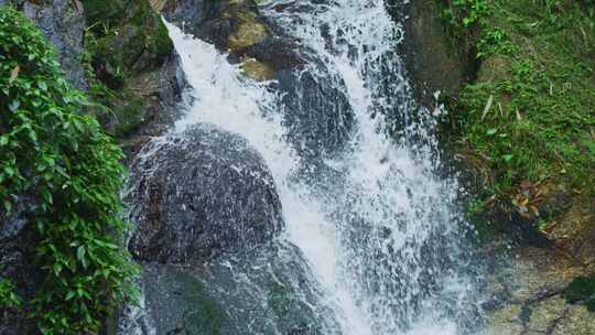 自然小瀑布流水