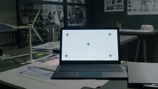 办公桌上风车原型附近带有Chromake视频素材模板下载