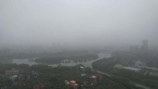 春天烟雨下的河流航拍