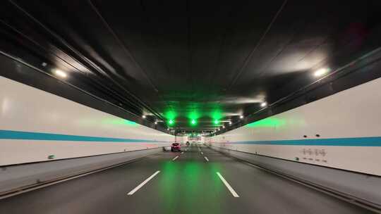 汽车在隧道穿梭飙车开车第一视角城市马路公视频素材模板下载