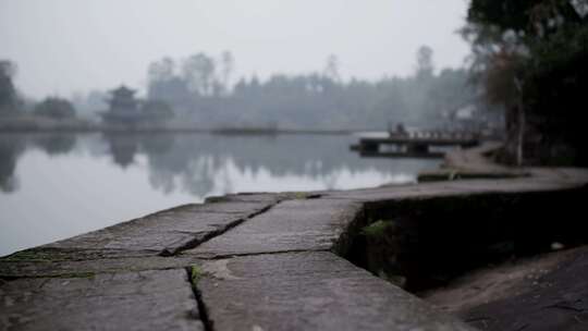 沧桑古老青石板板桥特写