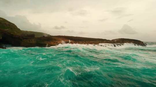FPV穿越机无人机航拍海边海浪冲击海滩海岛
