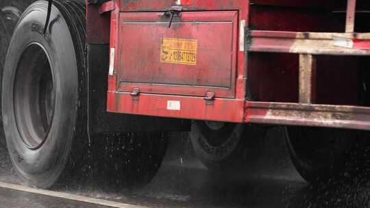 雨天货车卡车道路运输车辆轮胎特写升格