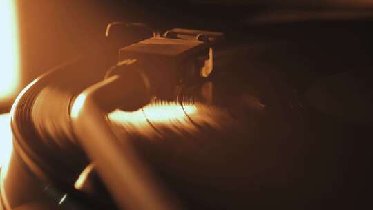 一张乙烯基唱片在留声机音乐播放器中旋转并播放旧迪斯科舞厅视频素材模板下载