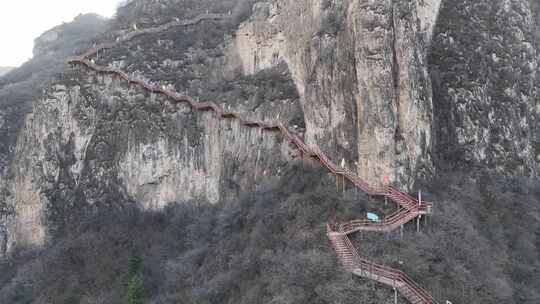 悬崖边设有护栏的惊险登山栈道