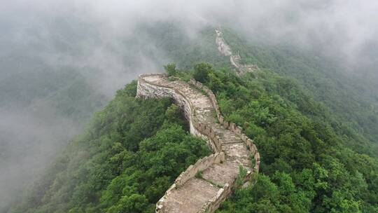 航拍夏天雨后云雾中的箭扣长城