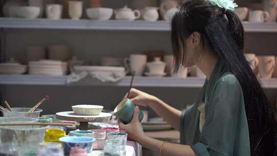 美女游客体验制作陶瓷手工艺术品瓷器碗拉坯视频素材模板下载