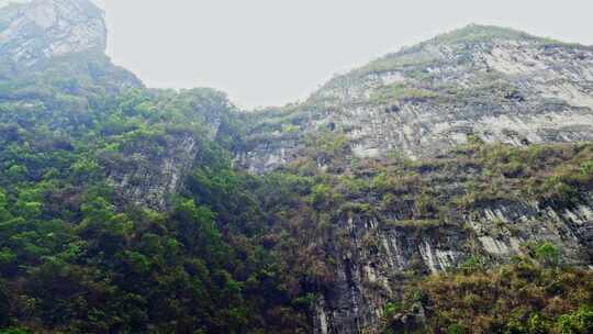 仰拍山峰悬崖峭壁