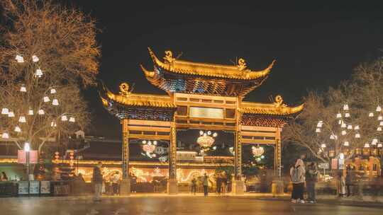 南京夫子庙景区天下文枢牌坊与游人夜景延时