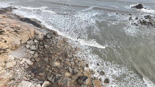 阴天海水沙滩航拍礁石海岸石头俯拍海上岩石