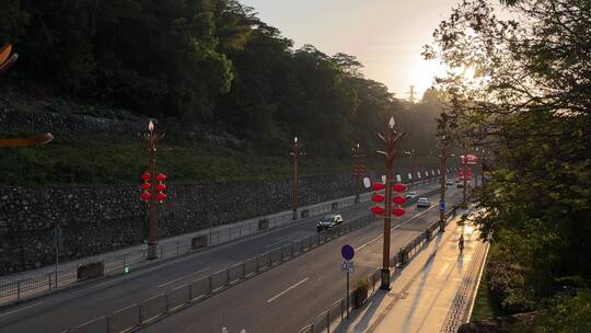 夕阳下的马路和车流,落日余晖