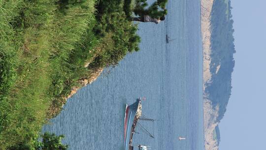 一条渔船驶过威海褚岛的海面