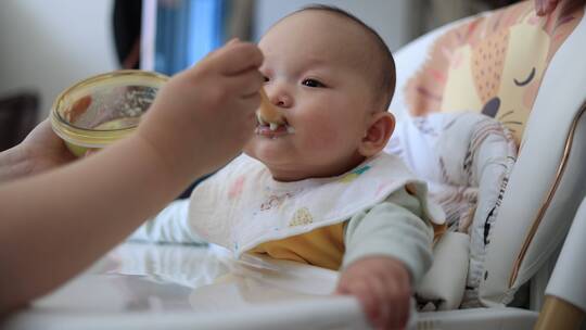 婴儿吃辅食米粉喂饭