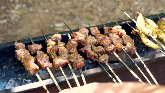 中国烧烤中式美食羊肉串牛肉串在烤架上翻烤