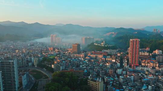 广宁县清晨城市大景航拍前进3