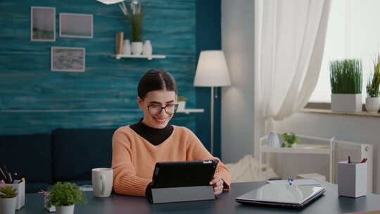 女孩开心的边喝咖啡边看电脑视频素材模板下载