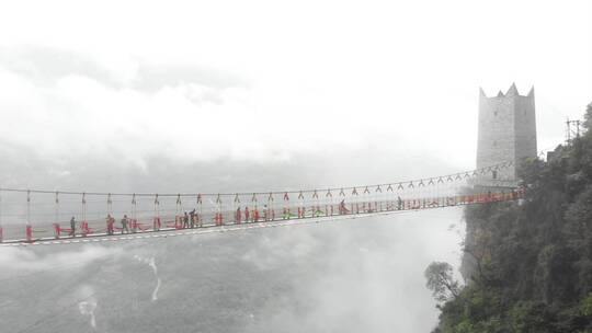 航拍九皇山风景区吊桥游客在行走云雾中