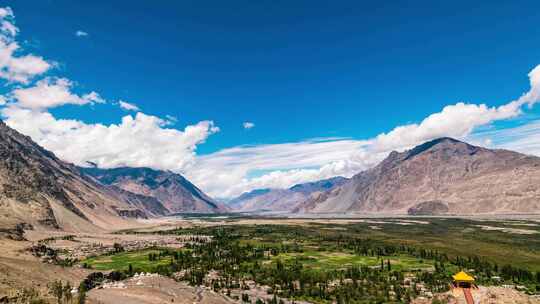 西藏峡谷山峰上的行云视频素材模板下载