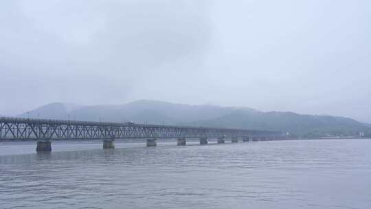 杭州钱塘江大桥雨天风景