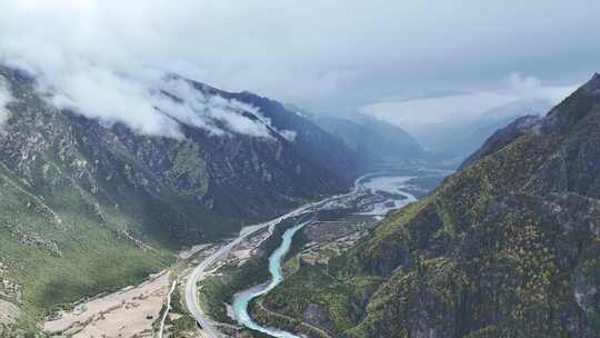 航拍人间仙境西藏高山林海云雾缭绕秋天风景