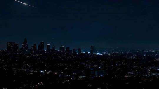 城市夜景天际线与流星