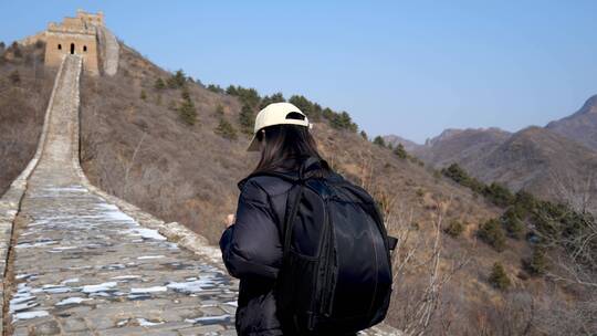 亚洲女性徒步长城欣赏风景视频素材模板下载