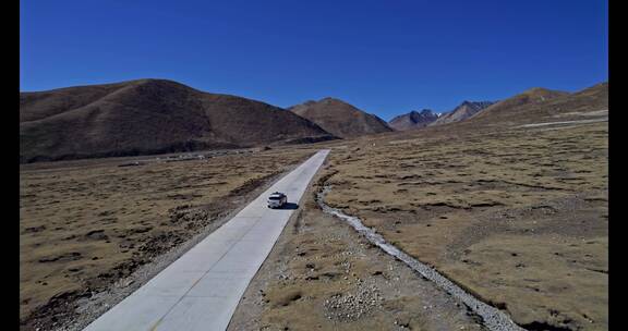 4K航拍 高清西藏汽车行驶在公路上 高原风景