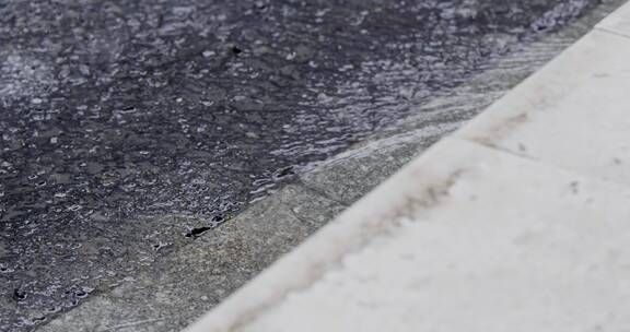 大雨 中的 街道流水 升格 4K