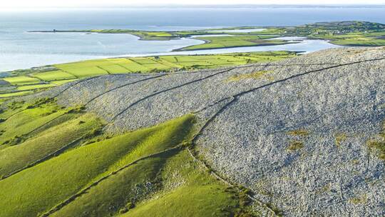 爱尔兰科里布湖丛村鸟瞰图。