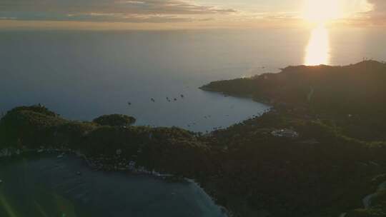 无人机在日落时分围绕泰国湾的陶岛旋转风景