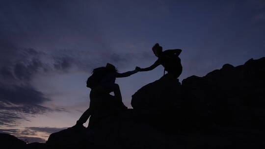 攀登相互扶持团结登顶爬山徒步旅行者伙伴视频素材模板下载