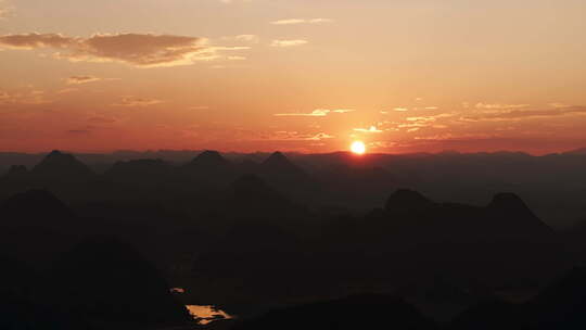 日落时的喀斯特地貌中国山水