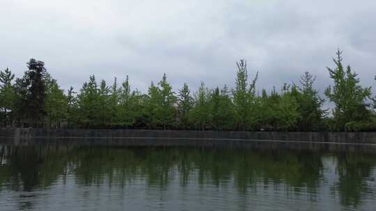 绵阳北川广场纪念碑附近水池与银杏林