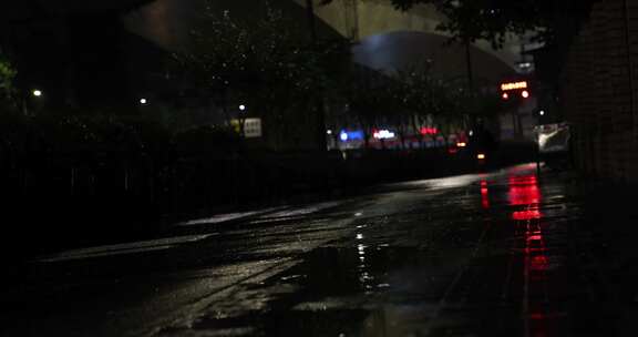 城市雨夜下雨骑车人行人