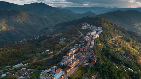 云南旅游风光普洱山顶小城九甲镇黄昏全景