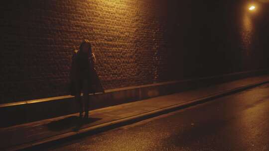 夜景女孩，女孩下班走在街头路上，孤独落寞