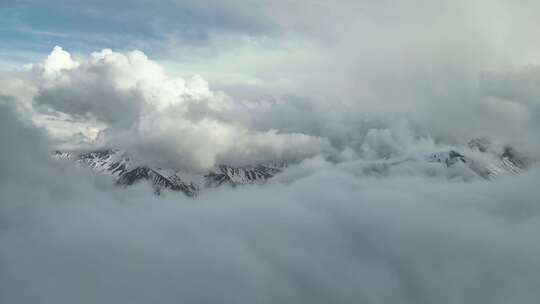 航拍独库公路无人机穿云冰雪山冰达坂