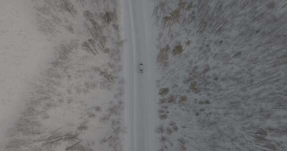 行驶在冰雪道路的汽车