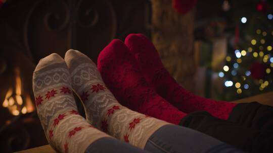 舒适温暖壁炉前情侣脚的特写镜头