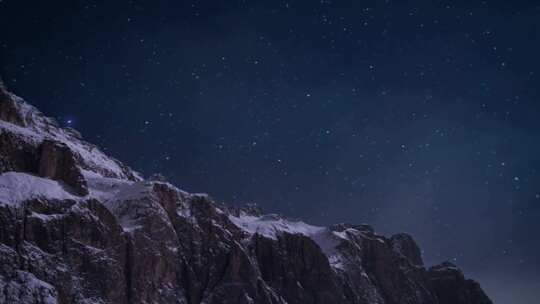 阿尔卑斯山的夜空之星