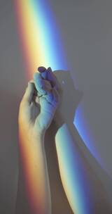 双手触碰彩虹光束
