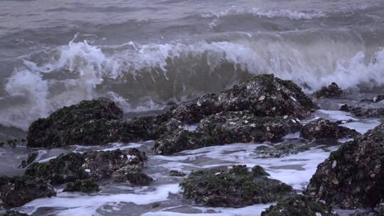 海浪拍打礁石慢镜头