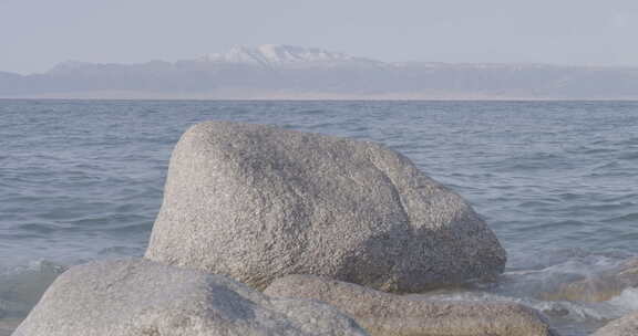 赛里木湖畔浪花