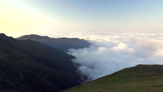 从山顶看云彩风景的早晨