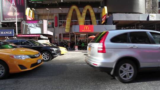 时代广场麦当劳前驶过的车辆