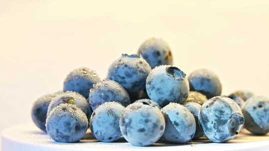 新鲜有水珠的蓝莓摆盘展示特写