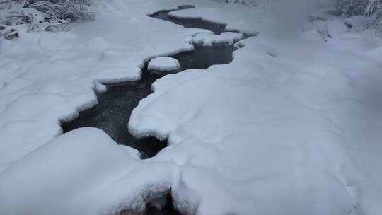 东北冬天长白山寒冷河流不冻河雾凇雪景