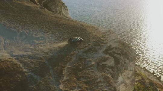 海边悬崖上行驶的汽车
