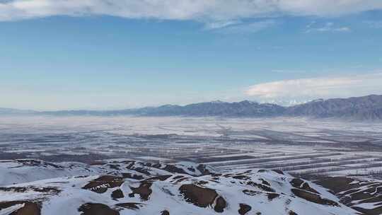 新疆伊犁冬季那拉提草原雪景库尔德宁雪山