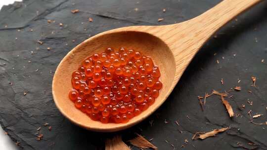 木勺中红色胶囊微距特写